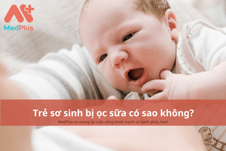 Trẻ sơ sinh bị ọc sữa có sao không?