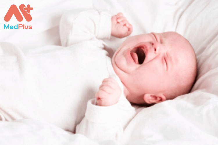 Trẻ sơ sinh hay quấy khóc có sao không?