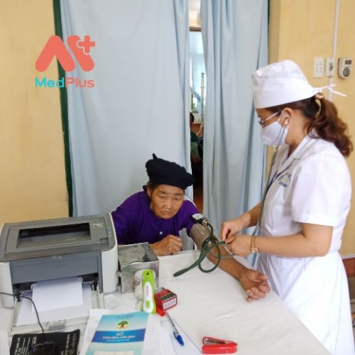 Bác sỹ Trung tâm y tế huyện Bạch Thông đang thăm khám cho nhân dân