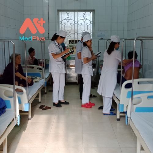 Hình ảnh đi buồng đội thăm khám người bệnh tại khoa Nội tổng hợp và khoa Chăm sóc sức khỏe sinh sản.