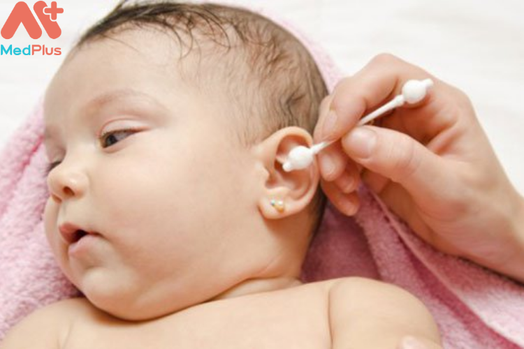 Trẻ em dưới 2 tuổi có nguy cơ mắc viêm tai giữa cao