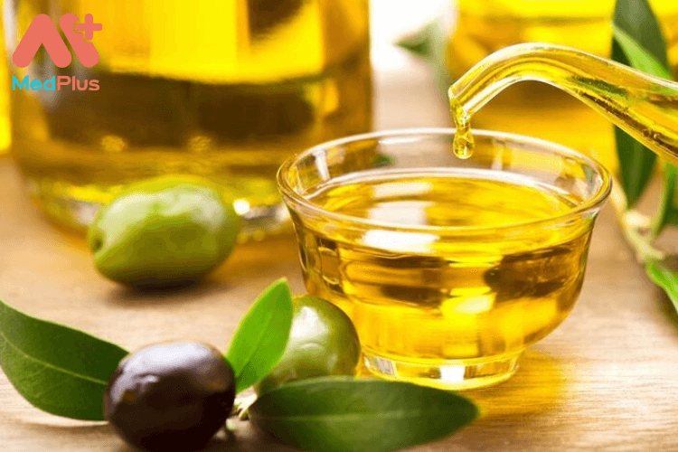 Dầu ô liu rất giàu axit oleic – một dạng của axit béo omega-9 giúp giảm thiểu tình trạng viêm.