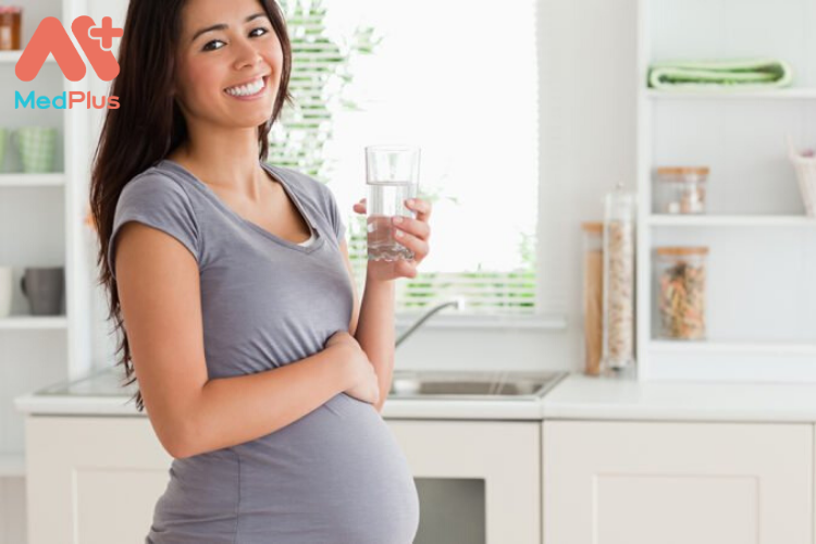 Mẹ bầu nên uống đủ và nhiều nước khi mang thai