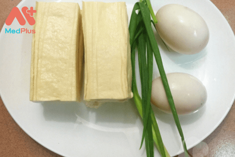 Chuẩn bị nguyên liệu cho món đậu hũ sốt trứng muối 