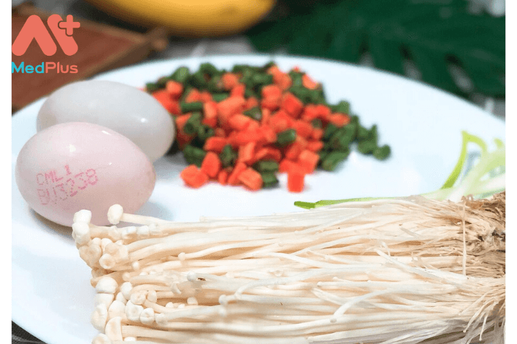 Trứng vịt xào nấm kim châm món ngon cho ngày bận rộn 132 Chuẩn bị nguyên liệu cho món trứng vịt chiên nấm kim châm