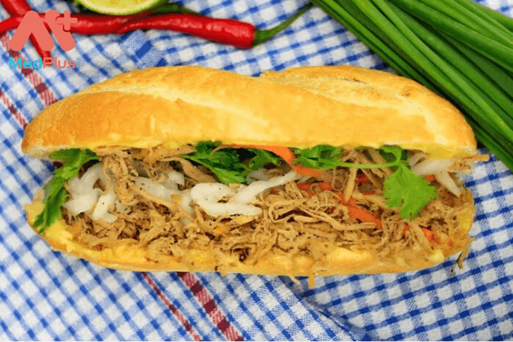 Bánh mì gà xé hấp dẫn cho mẹ bầu 