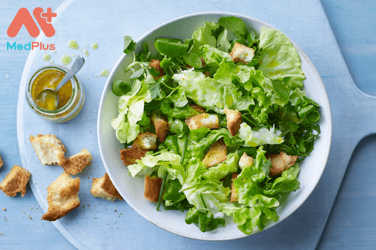Salad là gợi ý tuyệt vời trong danh sách món ăn phụ cho bà bầu đầy đủ dinh dưỡng