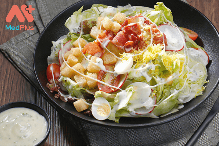 Salad thịt hun khói trứng cút