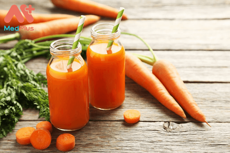 Nước ép cà rốt chứa nhiều beta-caroten giúp giảm vết cháy nắng, tăng sức đề kháng cho da trước tác động của ánh nắng mặt trời