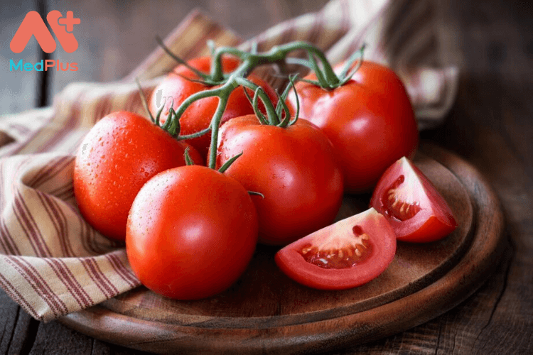 Trong cà chua có chứa nhiều vitamin B như B1, B3, B5, B6, B9 tốt cho làn da