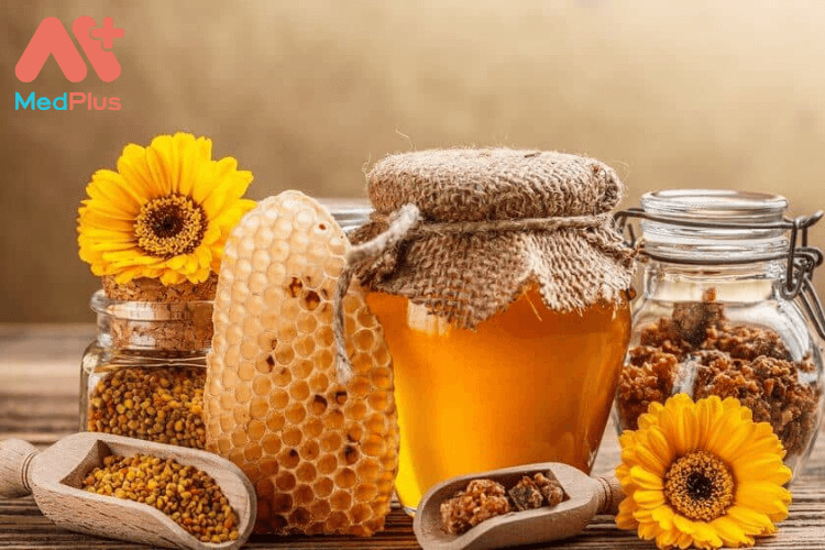 Trong mật ong chứa rất nhiều vitamin và dưỡng chất tốt có tác dụng thúc đẩy sự phát triển của các tế bào mới và làm trắng da