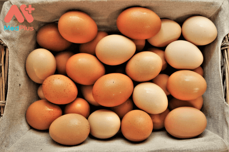 Trứng gà là một trong những thực phẩm giàu i-ốt tốt cho bà bầu khi mang thai.