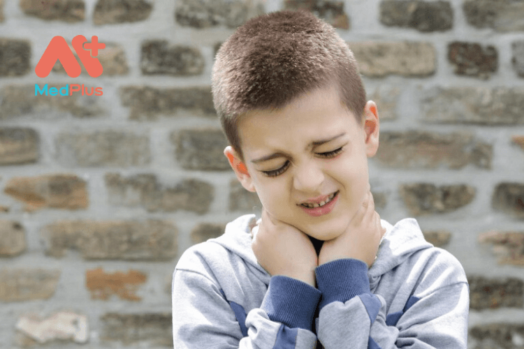 Trẻ bị đau cứng cổ có sao không?
