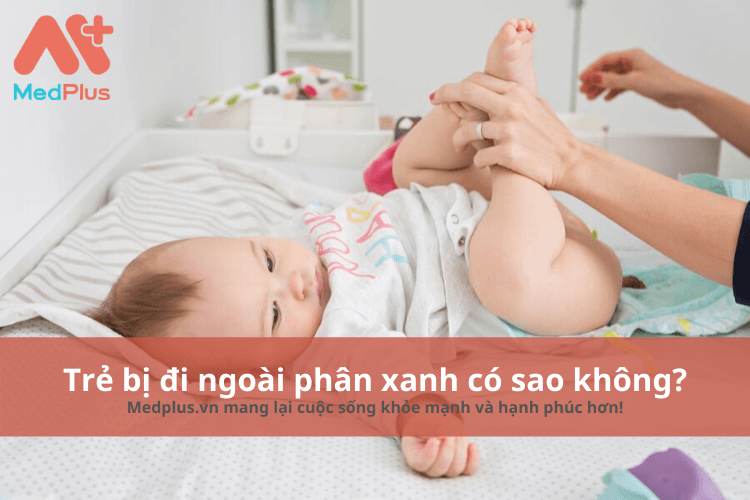 trẻ bị đi ngoài phân xanh có sao không