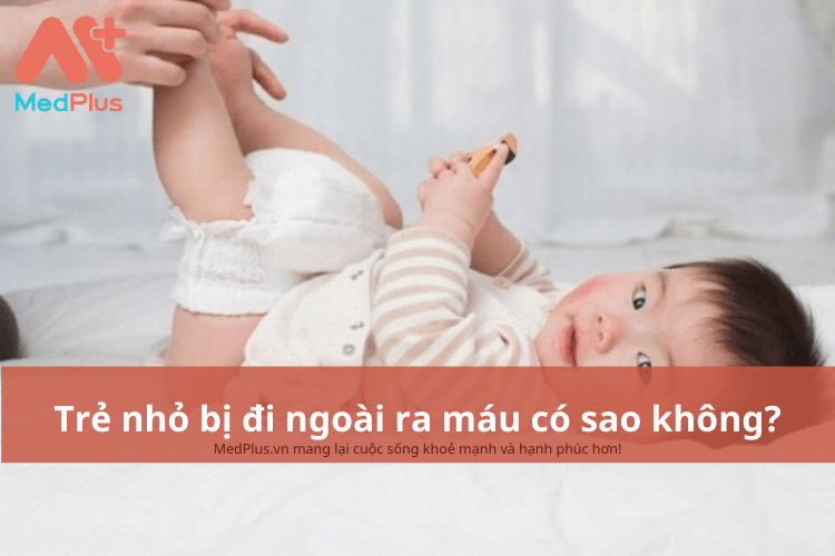 Trẻ nhỏ bị đi ngoài ra máu có sao không?