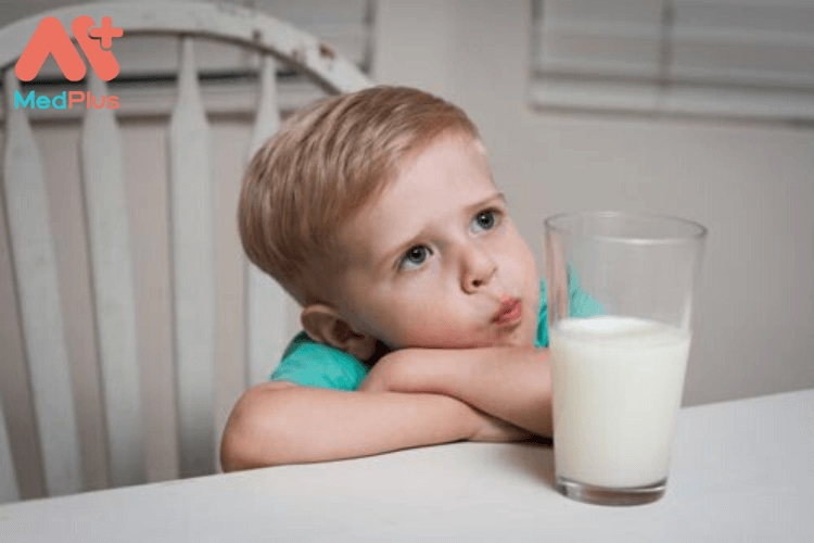 Trẻ nhỏ bị dị ứng sữa có sao không?