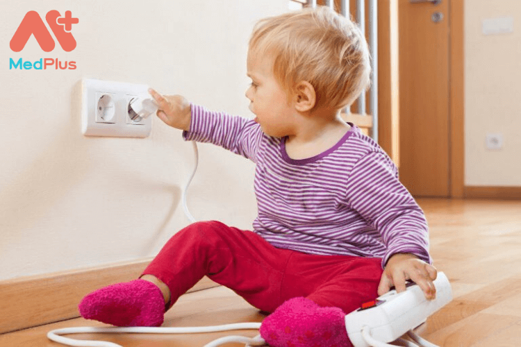 Trẻ nhỏ bị điện giật có sao không?