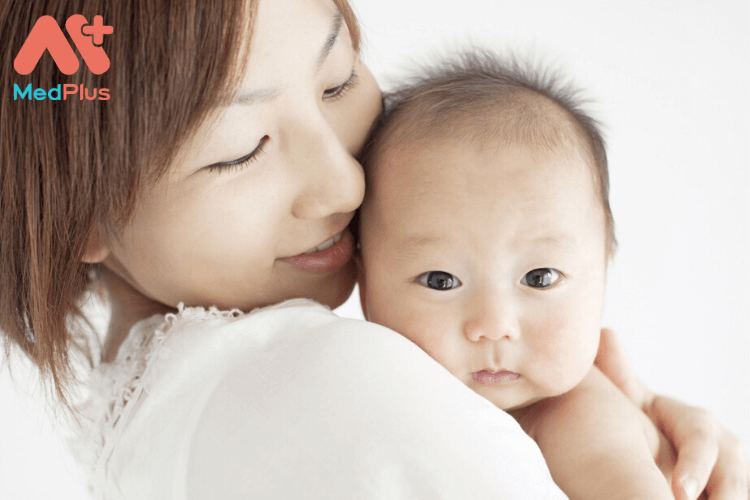 trẻ bị nóng trong người phải làm sao