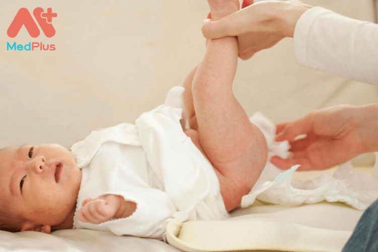 Trẻ sơ sinh bị chậm đi tiêu có sao không?
