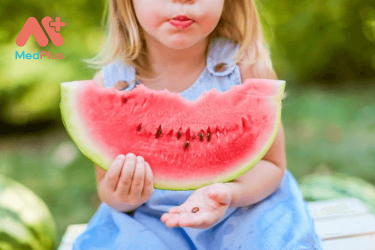 Để trẻ ăn dưa hấu nhiều có thể gây ra rủi ro 