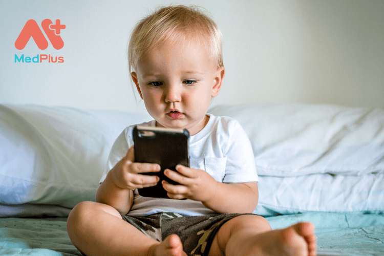 Sóng từ của smartphone ảnh hưởng đến sức khỏe của trẻ