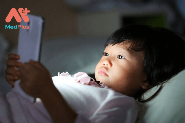 Trẻ bị mất ngủ khi sử dụng smartphone vào ban đếm