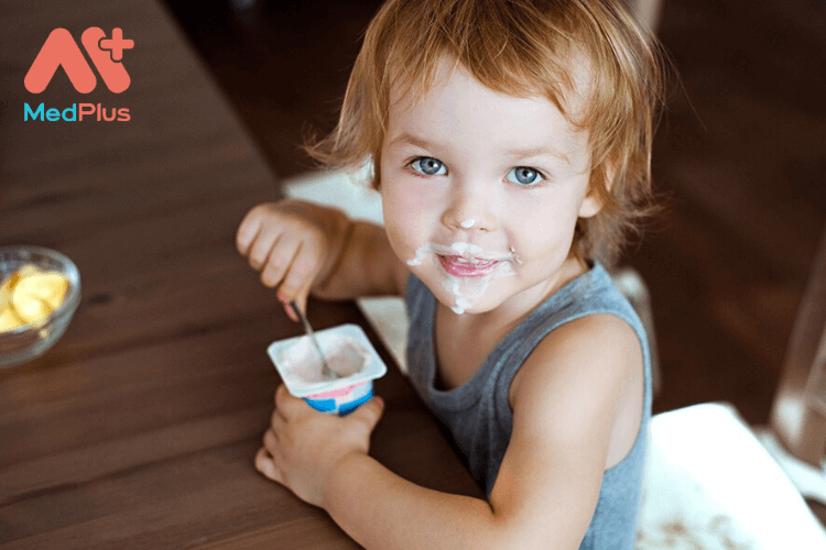 Trẻ ăn yogurt theo cách riêng