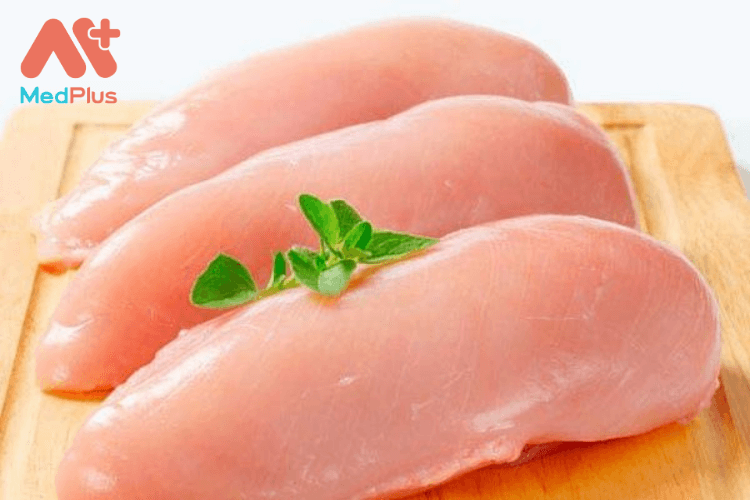 Thịt gà, thịt bò gây ra tình trạng ngứa lâm râm, khó chịu ở bờ môi của người bệnh.