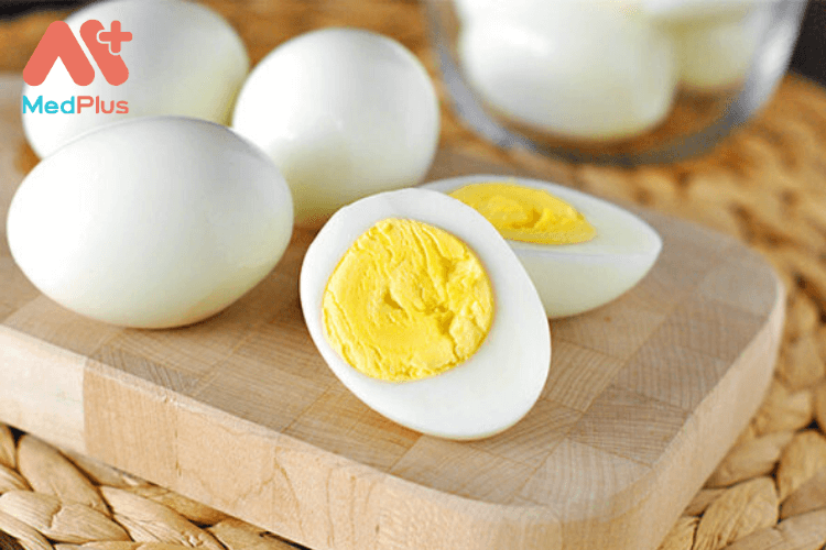 Bởi trong trứng có rất nhiều protein nên sau khi ăn sẽ tạo ra một nhiệt lượng lớn.