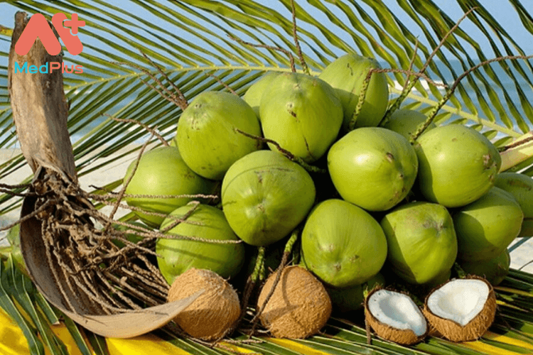 Nước dừa là một loại nước uống tự nhiên có chứa rất nhiều vitamin