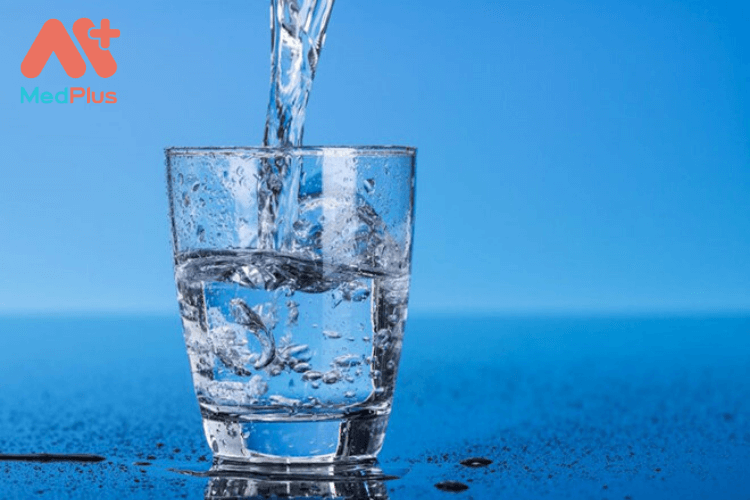 Uống đủ nước mỗi ngày 