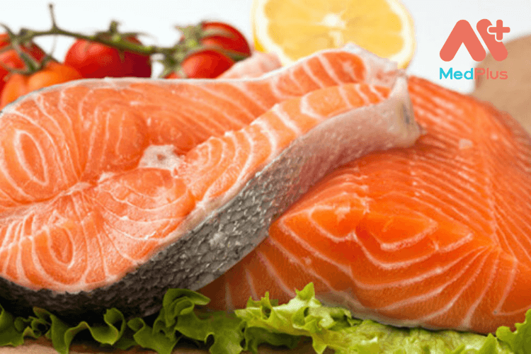 Cá hồi cung cấp vitamin B cho người cao tuổi duy trì sức khỏe