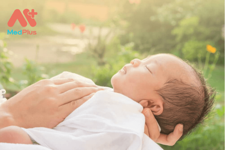 Cho trẻ sơ sinh tiếp xúc với việc tắm nắng