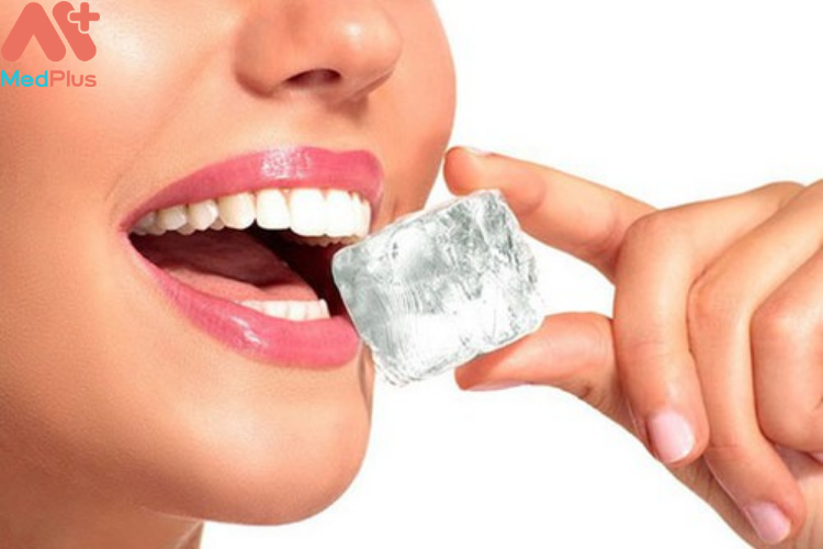 Chườm đá lạnh giúp cho giảm lở loét miệng