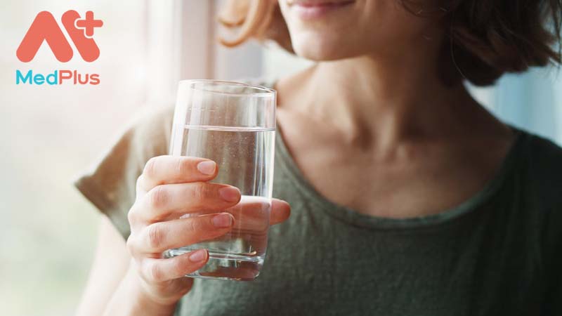 uống nước nhiều giảm nhiễm trùng đường tiết niệu