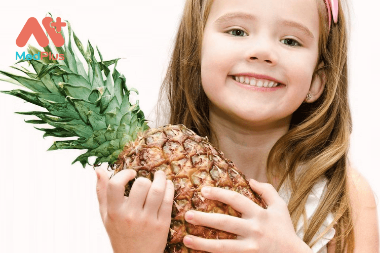 Khi cho trẻ ăn thơm giúp kiểm soát viêm