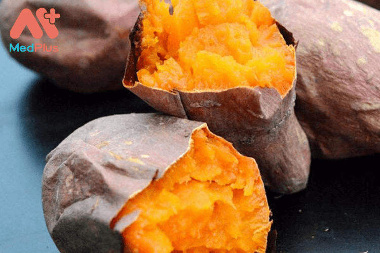 Ăn vặt ngày mưa không nên bỏ qua khoai lang nướng 