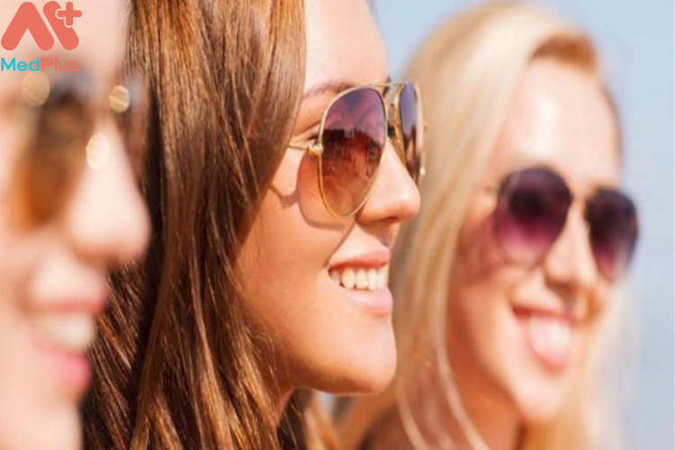 Đeo kính râm để phòng ngừa bệnh đục thủy tinh thể