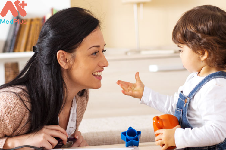 Cha mẹ nên nói chuyện với con nhiều hơn để cải thiện chứng tự kỷ ở trẻ