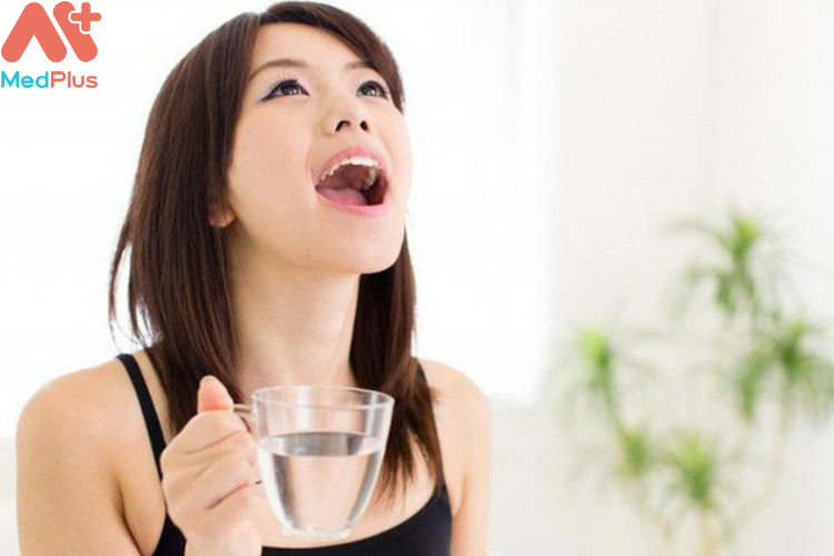 Súc miệng bằng nước muối sinh lý hẳng ngày làm giảm nguy cơ bị viêm họng
