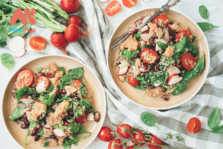 Salad diêm mạch với cá hồi