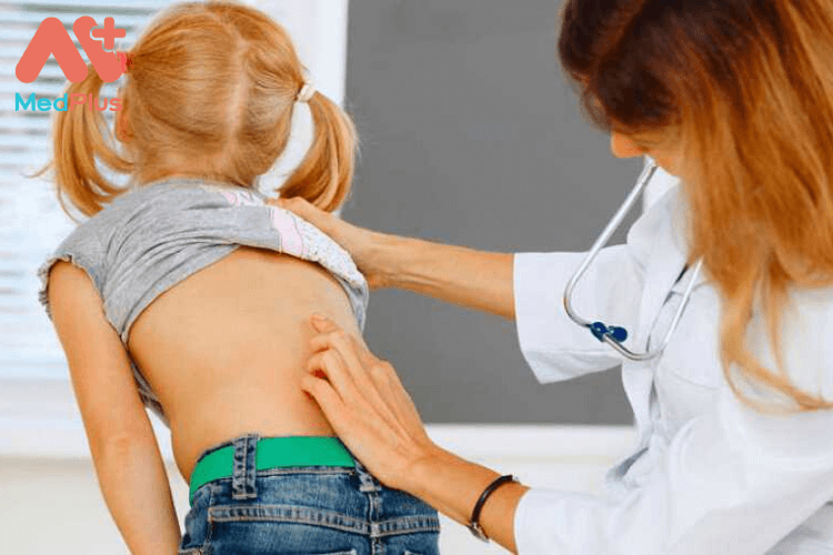 Trẻ nhỏ bị đau lưng có sao không?