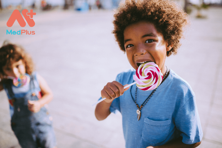 Trẻ thích thú khi ăn kẹo ngọt