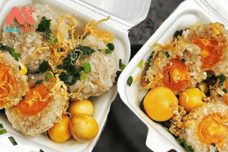 Xôi viên bọc trứng muối