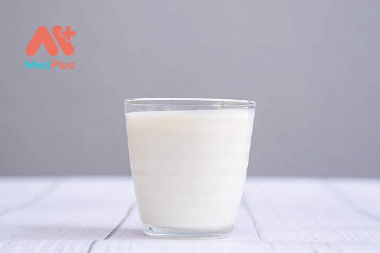 Hạn chế uống sữa khi bụng có vấn đề