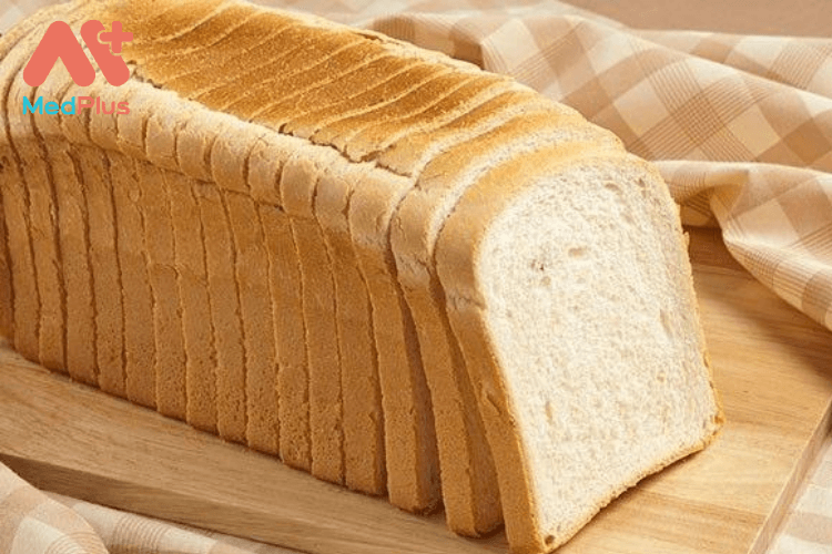 Trong 4 lát bánh mì trắng chứa khoảng 164 mg calci. Calci đóng vai trò quan trọng với cơ thể mẹ và bé.