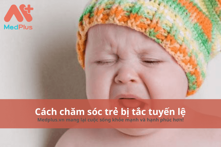 cách chăm sóc trẻ bị tắc tuyến lệ