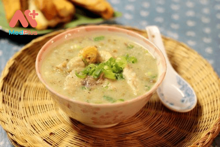 Cháo thịt gà và giá đỗ xào