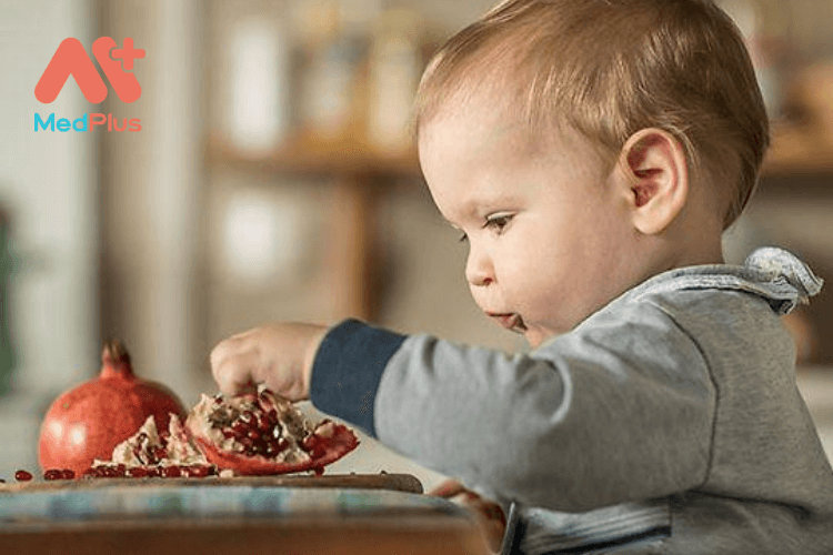 Cho trẻ ăn quả lựu có thể giúp trẻ loạt bỏ giun khỏi đường ruột