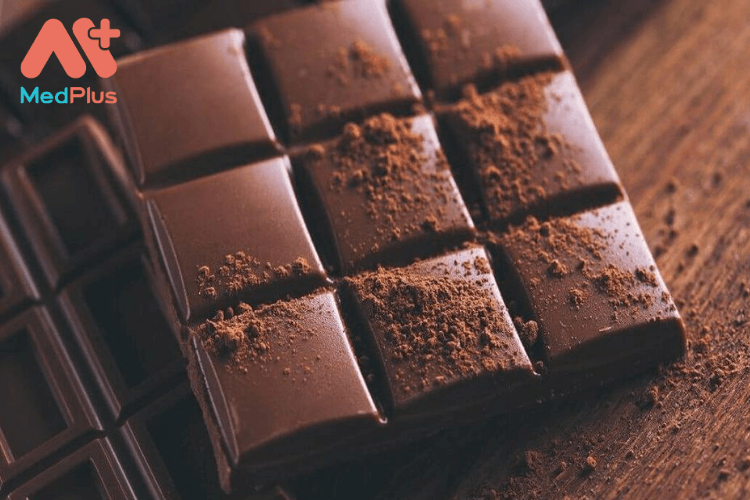 Chocolate giàu chất theobromine, chất này có tác dụng tương tự như chất caffeine.